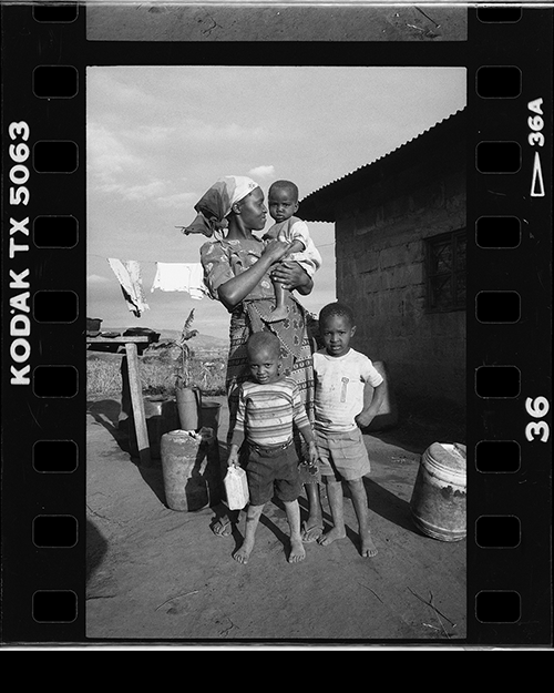 Kamba mother with her children, Machakos, Kenya, 1988 - ©️ Glenn Scott Egli, All rights reserved